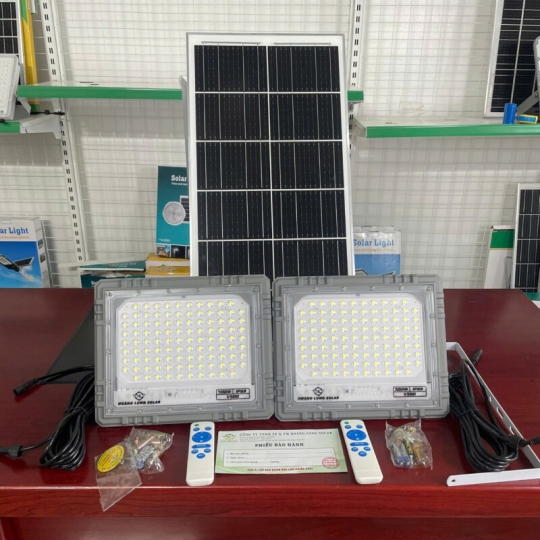  Đèn năng lượng mặt trời 500w 1 tấm pin 2 đèn mã V500